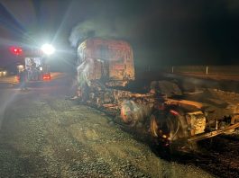 Caminhão fica destruído após ser tomado por incêndio na BR 365 em Varjão de Minas