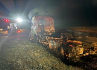 Caminhão fica destruído após ser tomado por incêndio na BR 365 em Varjão de Minas