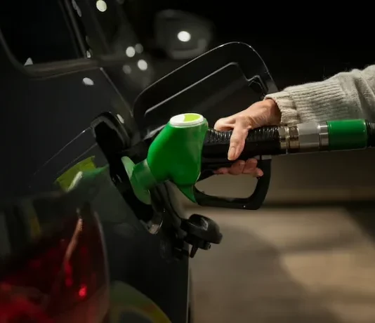 Governo aumenta teor de etanol na gasolina para 32% visando reduzir importações