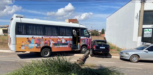 Micro-ônibus que transporta pacientes de Carmo do Paranaíba desce avenida desgovernado e provoca sequência de colisões em Patos de Minas