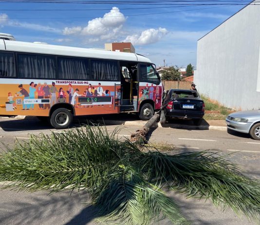 Micro-ônibus que transporta pacientes de Carmo do Paranaíba desce avenida desgovernado e provoca sequência de colisões em Patos de Minas