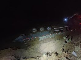 Motorista fica preso as ferragens após caminhão carregado com milho capotar na MG 188 em Coromandel