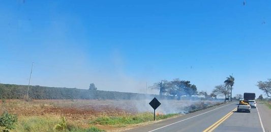 Alarme falso para suposto incêndio em caminhão mobiliza Corpo de Bombeiros na BR-354, proximo a Carmo do Paranaíba