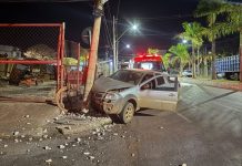 Motorista foge após perder controle de carro e bater contra poste durante a madrugada em Carmo do Paranaíba