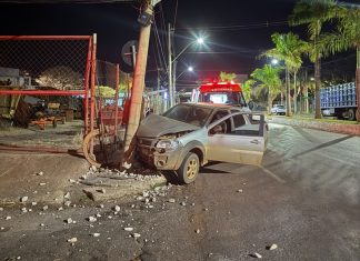 Motorista foge após perder controle de carro e bater contra poste durante a madrugada em Carmo do Paranaíba