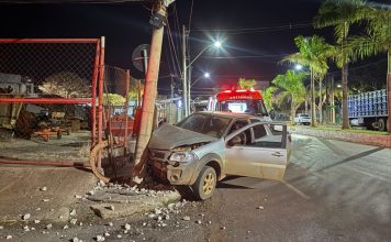 Motorista foge após perder controle de carro e bater contra poste durante a madrugada em Carmo do Paranaíba