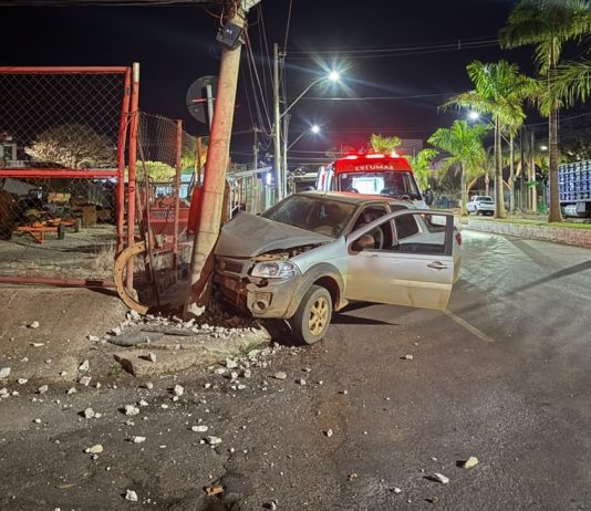 Motorista foge após perder controle de carro e bater contra poste durante a madrugada em Carmo do Paranaíba