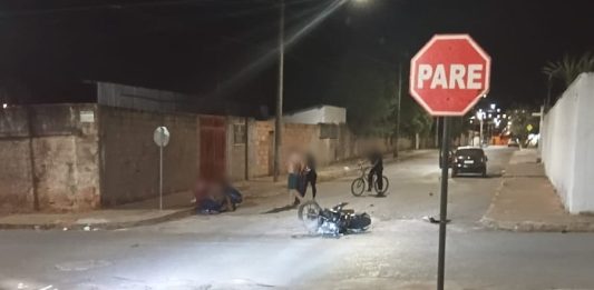 Motociclista fica gravemente ferido após colisão com carro em Carmo do Paranaíba