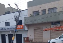 Caminhão atinge poste durante manobra em Carmo do Paranaíba