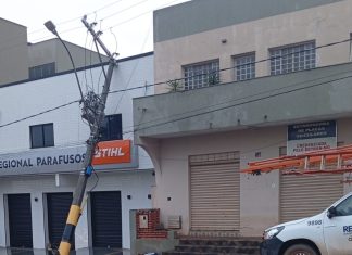 Caminhão atinge poste durante manobra em Carmo do Paranaíba
