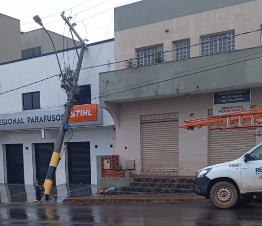 Caminhão atinge poste durante manobra em Carmo do Paranaíba
