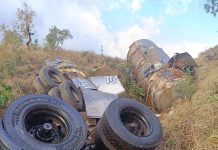 Duas pessoas ficam feridas após carreta cair em ribanceira na MG-230 em Serra do Salitre