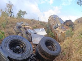Duas pessoas ficam feridas após carreta cair em ribanceira na MG-230 em Serra do Salitre