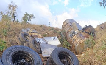 Duas pessoas ficam feridas após carreta cair em ribanceira na MG-230 em Serra do Salitre