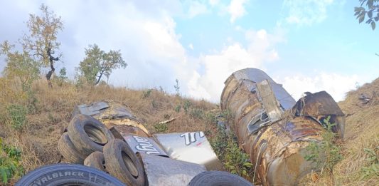 Duas pessoas ficam feridas após carreta cair em ribanceira na MG-230 em Serra do Salitre