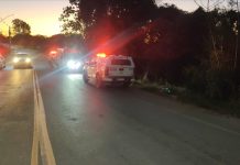 Veículo cai em barranco e deixa duas pessoas feridas na estrada do soares em Carmo do Paranaíba