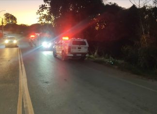 Veículo cai em barranco e deixa duas pessoas feridas na estrada do soares em Carmo do Paranaíba