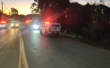 Veículo cai em barranco e deixa duas pessoas feridas na estrada do soares em Carmo do Paranaíba