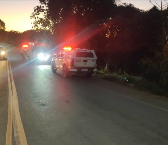 Veículo cai em barranco e deixa duas pessoas feridas na estrada do soares em Carmo do Paranaíba