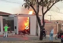 Incêndio atinge garagem de residência no bairro Amazonas em Carmo do Paranaíba