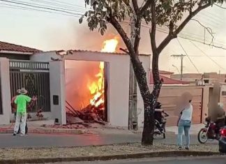 Incêndio atinge garagem de residência no bairro Amazonas em Carmo do Paranaíba