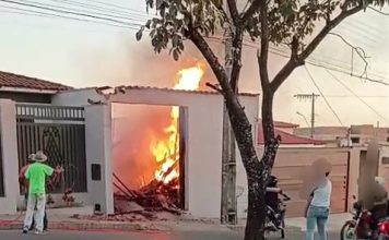 Incêndio atinge garagem de residência no bairro Amazonas em Carmo do Paranaíba