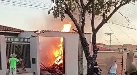 Incêndio atinge garagem de residência no bairro Amazonas em Carmo do Paranaíba