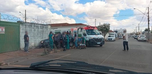 Motorista avança parada obrigatória e provoca acidente no Centro de Carmo do Paranaíba