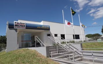 Policia Militar prende padrastro suspeito de agredir enteados de 7 e 9 anos com mangueira em João Pinheiro