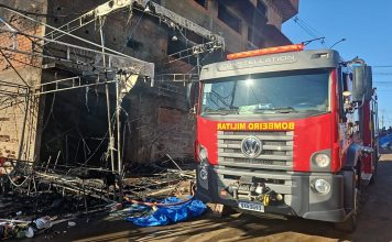 Incêndio destrói barracas e atinge construção em Romaria