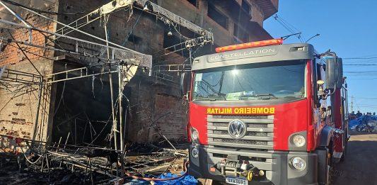 Incêndio destrói barracas e atinge construção em Romaria