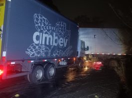 Caminhão aquaplana, roda na pista e provoca acidente com outro caminhão e caminhonete na BR 352 em Patos de Minas
