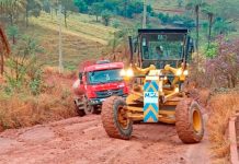 Chuva transforma MGC-352 em atoleiro e deixa veículos presos entre Tiros e Arapuá; prefeito já havia alertado