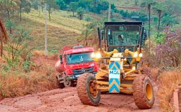 Chuva transforma MGC-352 em atoleiro e deixa veículos presos entre Tiros e Arapuá; prefeito já havia alertado