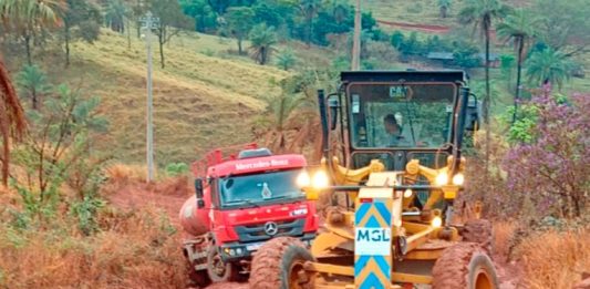 Chuva transforma MGC-352 em atoleiro e deixa veículos presos entre Tiros e Arapuá; prefeito já havia alertado