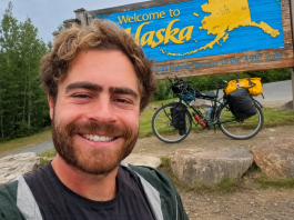 Jovem de Araxá chega ao Alasca de bicicleta após percorrer 37 mil km pelas Américas