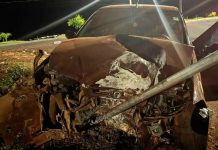 Motorista perde o controle, arranca poste e placa de trânsito na avenida Marabá em Patos de Minas