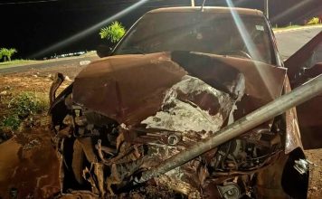 Motorista perde o controle, arranca poste e placa de trânsito na avenida Marabá em Patos de Minas