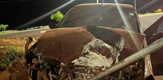 Motorista perde o controle, arranca poste e placa de trânsito na avenida Marabá em Patos de Minas