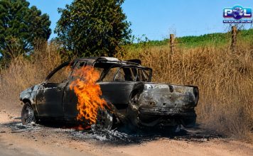 Veículo pega fogo e fica completamente destruído na MG-462 em Patrocínio