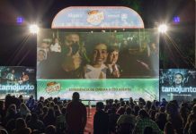 Cinema a céu aberto reúne público em mais uma edição do Cine Família na Praça em Carmo do Paranaíba
