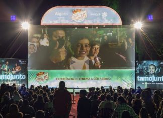 Cinema a céu aberto reúne público em mais uma edição do Cine Família na Praça em Carmo do Paranaíba