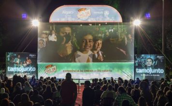 Cinema a céu aberto reúne público em mais uma edição do Cine Família na Praça em Carmo do Paranaíba