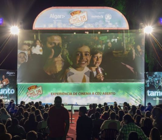 Cinema a céu aberto reúne público em mais uma edição do Cine Família na Praça em Carmo do Paranaíba
